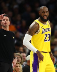 华体会-雷迪克：撇开詹姆斯41岁&amp;第23季的事实 他仍打出了非凡的一个赛季