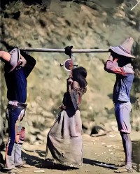 华体会app下载-故事，1890年，一名印第安女奴正如同牲畜般被进行称重出售